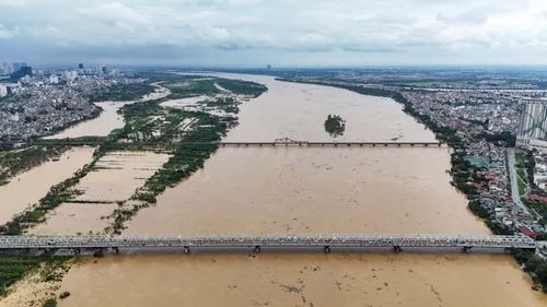 Những đợt nước lớn nhắc lại vai trò nguyên thủy của sông Hồng như một hành lang thoát lũ của toàn vùng châu thổ. Ảnh: Vietnam+
