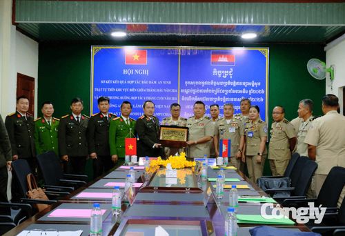 Đại diện lãnh đạo công an tỉnh lâm đồng nhận quà lưu niệm của công an tỉnh Mondulkiri campuchia.