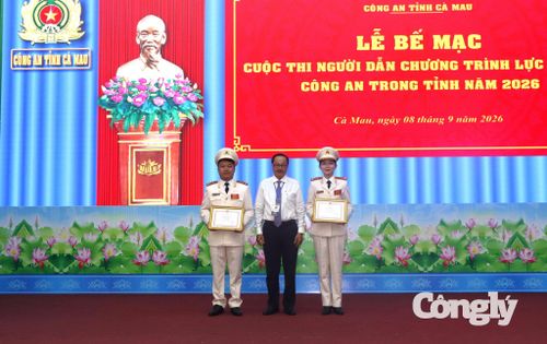 Đạo diễn Phan Hùng trao giải Nhì cho 2 thí sinh