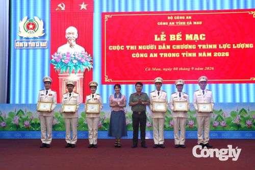 Đại tá Phan Hoài Vũ, Trưởng phòng Tham mưu và MC Vũ Cẩm Tú, Báo và PTTH Cà Mau trao giải Khuyến khích cho các thí sinh
