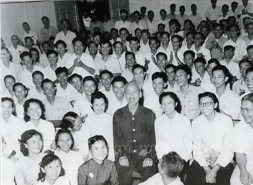 Chủ tịch Hồ Chí Minh với các đại biểu dự Đại hội lần thứ III của Hội Nhà báo Việt Nam (8/9/1962). Ảnh: Tư liệu TTXVN