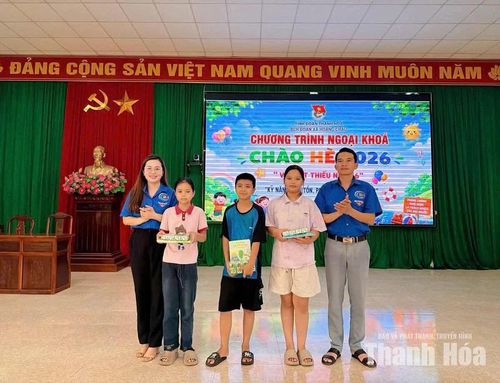 Bí thư Đoàn xã Hoằng Châu Nguyễn Thị Huyền Trang tặng quà cho các em thiếu nhi tham gia chương trình ngoại khóa chào hè 2026.