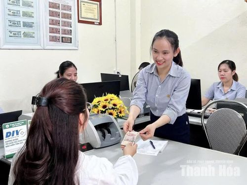 Người dân đến gửi tiết kiệm tại Phòng Giao dịch phường Đông Sơn (Tổ chức TCVM Thanh Hóa).