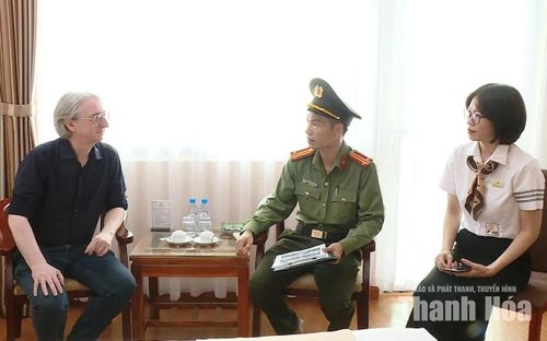 Công an phường Đào Duy Từ nắm tình hình người nước ngoài lưu trú trên địa bàn.