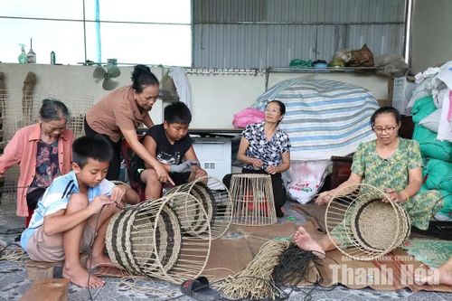 Người dân làm các sản phẩm thủ công từ cói, bèo tây tại cơ sở của chị Lý Thị Tuyết, thôn Xa Liễn, xã Nga Thắng.