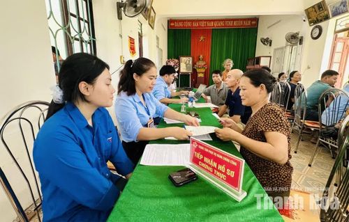 Công chức Trung tâm Phục vụ hành chính công phường Quảng Phú giải quyết thủ tục hành chính cho người dân tại nhà văn hóa phố Thành Yên.