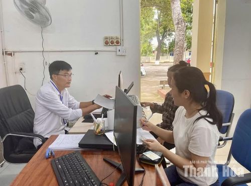 Người dân đến thực hiện thủ tục hành chính tại Trung tâm Phục vụ hành chính công xã Xuân Hòa.