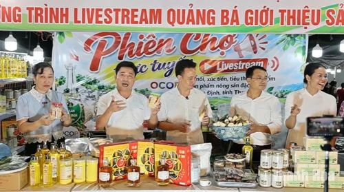Phó Chủ tịch UBND xã Yên Định say sưa giới thiệu về nông sản địa phương.