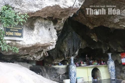 Động Trình khi xưa được Hoàng đế Quang Trung chọn làm nơi để hội họp tướng sĩ bàn việc quân cơ.