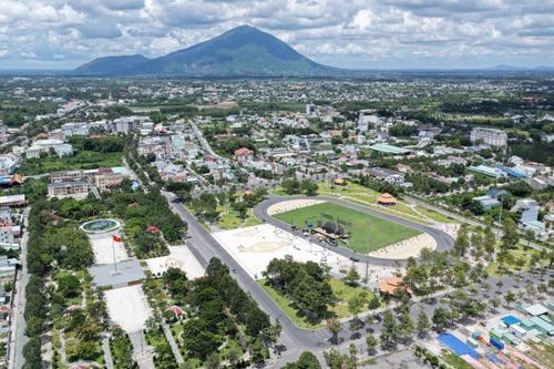 Tây Ninh với quy mô không gian mới tạo điều kiện để tỉnh tổ chức lại các vùng phát triển, đồng thời kết nối các trung tâm sản xuất với hệ thống giao thông, cửa khẩu và các đầu mối logistics. Trong ảnh: Quảng trường Tô Quyền, Tây Ninh. Ảnh: Tấn Phát