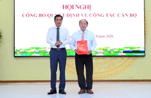 Bí thư Đảng ủy xã U Minh Thượng Nguyễn Quốc Khởi trao quyết định cho đồng chí Trần Thanh Cường.