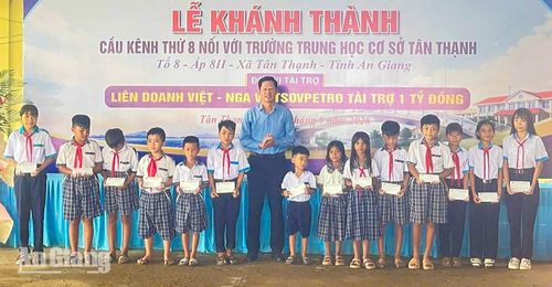 Tặng quà cho học sinh nghèo, có hoàn cảnh khó khăn.