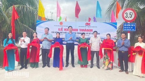Đại biểu thực hiện nghi thức khánh thành cầu Kênh Thứ 8.
