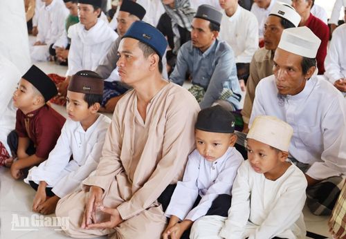 Trẻ em được cha đưa đến thánh đường, cùng tham gia sinh hoạt tín ngưỡng và học cách gìn giữ những giá trị văn hóa của cộng đồng.