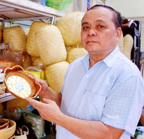 Ông Đặng Ngọc Phùng, Giám đốc Hợp tác xã Mây tre đan xuất khẩu Phùng Hưng (xã Tiên Du).