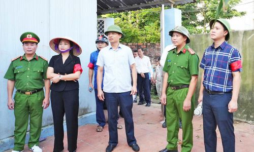  Lãnh đạo phường Bắc Giang chỉ đạo trực tiếp tại khu vực thực hiện nhiệm vụ. 