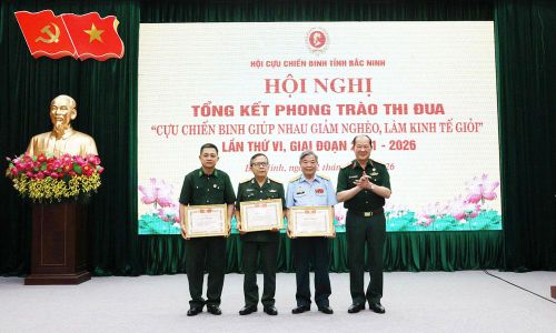 Thượng tướng Bế Xuân Trường, Phó Chủ tịch Ủy ban Trung ương MTTQ Việt Nam, Chủ tịch Trung ương Hội Cựu chiến binh Việt Nam trao Bằng khen cho các cựu chiến binh Bắc Ninh tích cực giúp nhau giảm nghèo, làm kinh tế giỏi.