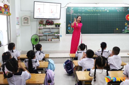 Học sinh lớp 1 Trường Tiểu học Trần Cao Vân (phường Thanh Khê) làm quen với các nét cơ bản. Ảnh: NGỌC HÀ