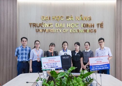 Trường Đại học Kinh tế (Đại học Đà Nẵng) trao hỗ trợ tân sinh viên có hoàn cảnh khó khăn. Ảnh: ĐVCC