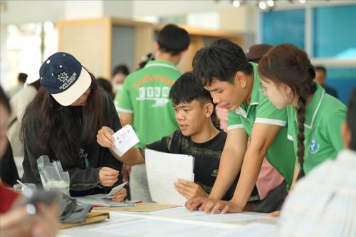 Đội Công tác xã hội (Trường Đại học Sư phạm, Đại học Đà Nẵng) hỗ trợ tân sinh viên làm thủ tục nhập học. Ảnh: TRIỀU SAN