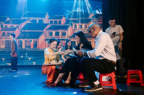 Du khách thưởng thức mỳ Quảng ngay tại sân khấu trình diễn. Ảnh: Mỳ Quảng Show