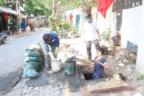 Các địa phương đang khẩn trương nạo vét bùn, đất bồi lắng tại các cống để khơi thông thoát nước. Ảnh: HOÀNG HIỆP