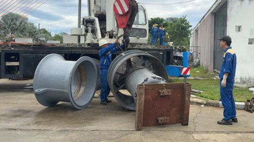 Công ty Thoát nước và xử lý nước thải Đà Nẵng đang bảo dưỡng các máy bơm chống ngập. Ảnh: ĐVCC