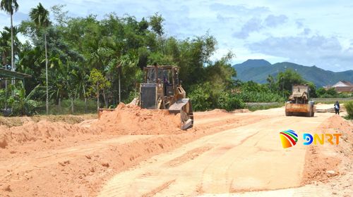 Thi công đường dẫn cầu Tây An 1, Tây An 2. Ảnh: CÔNG TÚ