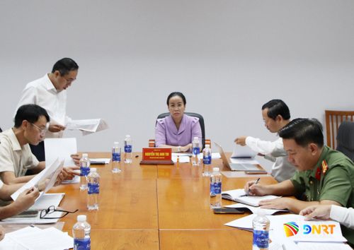 Phó Chủ tịch UBND thành phố Nguyễn Thị Anh Thi chủ trì tiếp các hộ dân. Ảnh: TRỌNG HUY