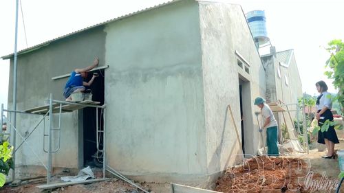 Ngôi nhà xây kiên cố của gia đình ông Quàng Văn Hặc, bản Noong Luống, xã Thanh Yên đang trong quá trình hoàn thiện. 