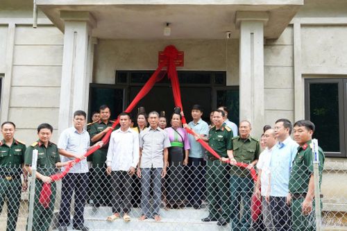 Đại diện Bộ Chỉ huy Quân sự tỉnh và chính quyền xã Búng Lao tham gia khánh thành Nhà tri ân người có công.