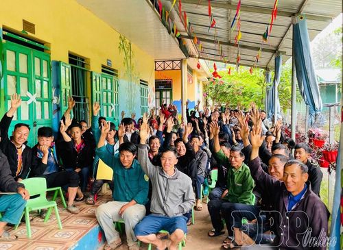 Người dân bản Phìn Hồ, xã Si Pa Phìn tham gia một cuộc họp bản.