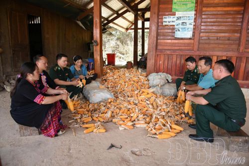 Bộ đội Biên phòng tỉnh Điện Biên kết hợp công tác tuyên truyền với giúp nhân dân bản Mốc C5 cũ (nay là bản Lọong Ngua) xã Mường Nhà.
