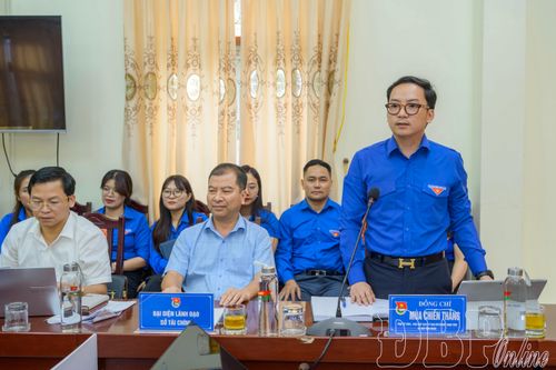 Bí thư Tỉnh đoàn Mùa Chiến Thắng báo cáo tại buổi làm việc.