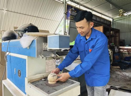 Anh Nguyễn Đắc Đợi đang chế tác các sản phẩm từ quả dừa. Ảnh: P.L