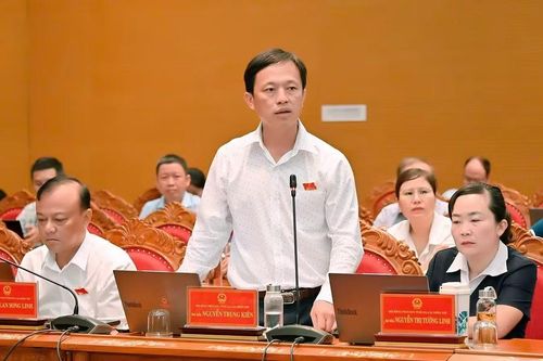  Ông Nguyễn Trung Kiên - Phó Trưởng Ban Kinh tế - Ngân sách HĐND tỉnh chất vấn nội dung liên quan đến cung ứng xi măng phục vụ làm đường giao thông nông thôn và kiên cố hóa kênh mương tại các địa phương. Ảnh: Đ.T 