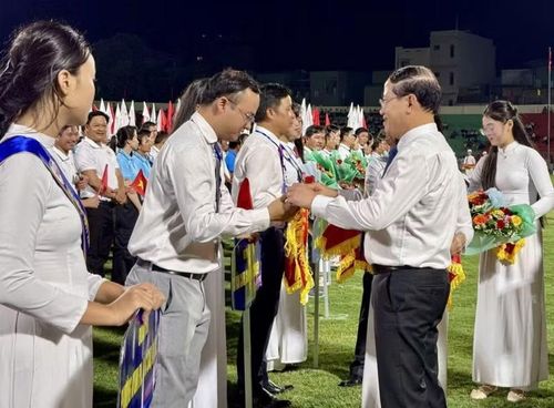 Chủ tịch UBND tỉnh Phạm Anh Tuấn tặng cờ lưu niệm cho các đơn vị tham gia Đại hội TDTT tỉnh Gia Lai lần thứ I - 2026. Ảnh: Đức Thụy