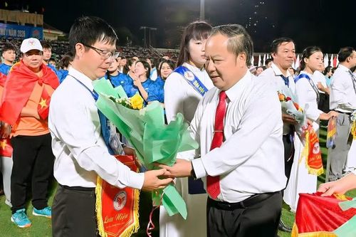 Phó Bí thư Tỉnh ủy Châu Ngọc Tuấn tặng cờ lưu niệm cho các đơn vị tham gia Đại hội TDTT tỉnh Gia Lai lần thứ I - 2026. Ảnh: Đức Thụy