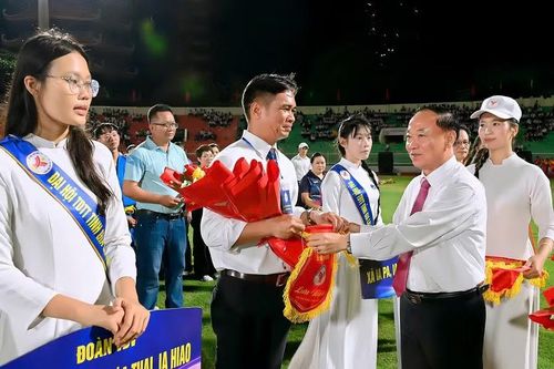 Bí thư Tỉnh ủy Thái Đại Ngọc tặng cờ lưu niệm cho các đơn vị tham gia Đại hội TDTT tỉnh Gia Lai lần thứ I - 2026. Ảnh: Đức Thụy