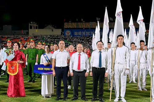 Lãnh đạo tỉnh chụp ảnh lưu niệm với các đơn vị tham gia Đại hội TDTT tỉnh Gia Lai lần thứ I - 2026. Ảnh: Đức Thụy