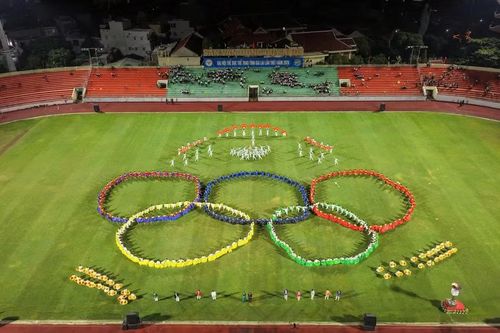 Tạo hình 5 vòng tròn Olympic thể hiện sự đoàn kết và tinh thần “Thể thao - Đoàn kết - Trung thực - Cao thượng - Tiến bộ”. Ảnh: Nguyễn Dũng