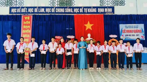 Hội Liên hiệp Phụ nữ phường Bắc Cam Ranh trao học bổng cho học sinh.
