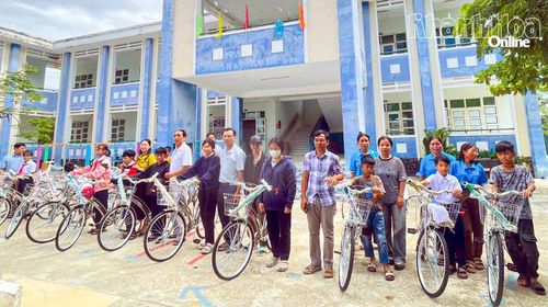 Tặng xe đạp cho các học sinh ở xã Thuận Bắc.