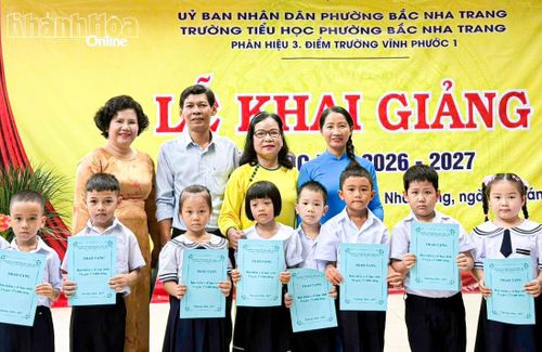 Chi hội Phụ nữ Tổ dân phố Sơn Thủy, phường Bắc Nha Trang cùng đại diện nhà trường, địa phương trao kinh phí mua bảo hiểm y tế cho học sinh.