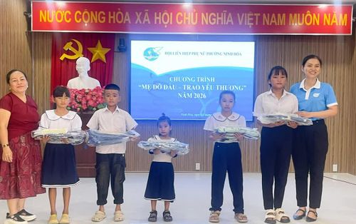 Hội Liên hiệp Phụ nữ phường Ninh Hòa trao cặp, vở cho các học sinh.