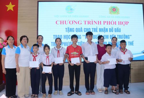 Các học sinh có hoàn cảnh khó khăn ở xã Diên Khánh được nhận học bổng.
