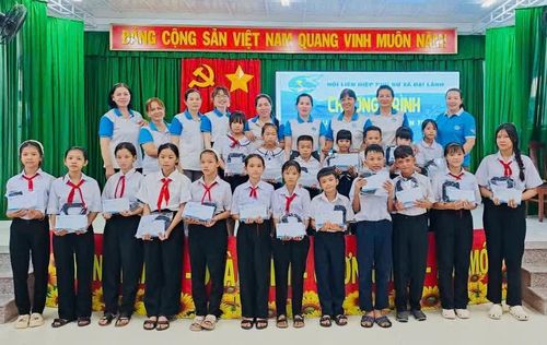 Hội Liên hiệp Phụ nữ xã Đại Lãnh trao đồng phục cho học sinh.