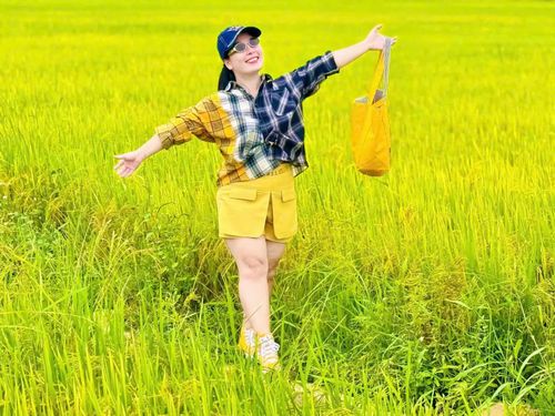 Trang phục với màu vàng chủ đạo khiến bức hình trở nên bắt mắt.