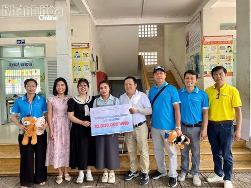 Hiệp hội Du lịch Khánh Hoà trao kinh phí hỗ trợ Trường Tiểu học Nha Trang (Phân hiệu Vĩnh Nguyên 3).