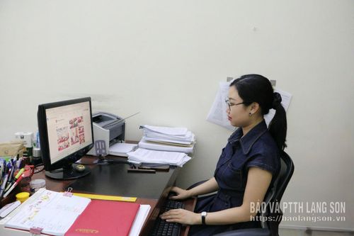 Cộng tác viên dư luận xã hội xã Đồng Đăng theo dõi thông tin trên mạng xã hội